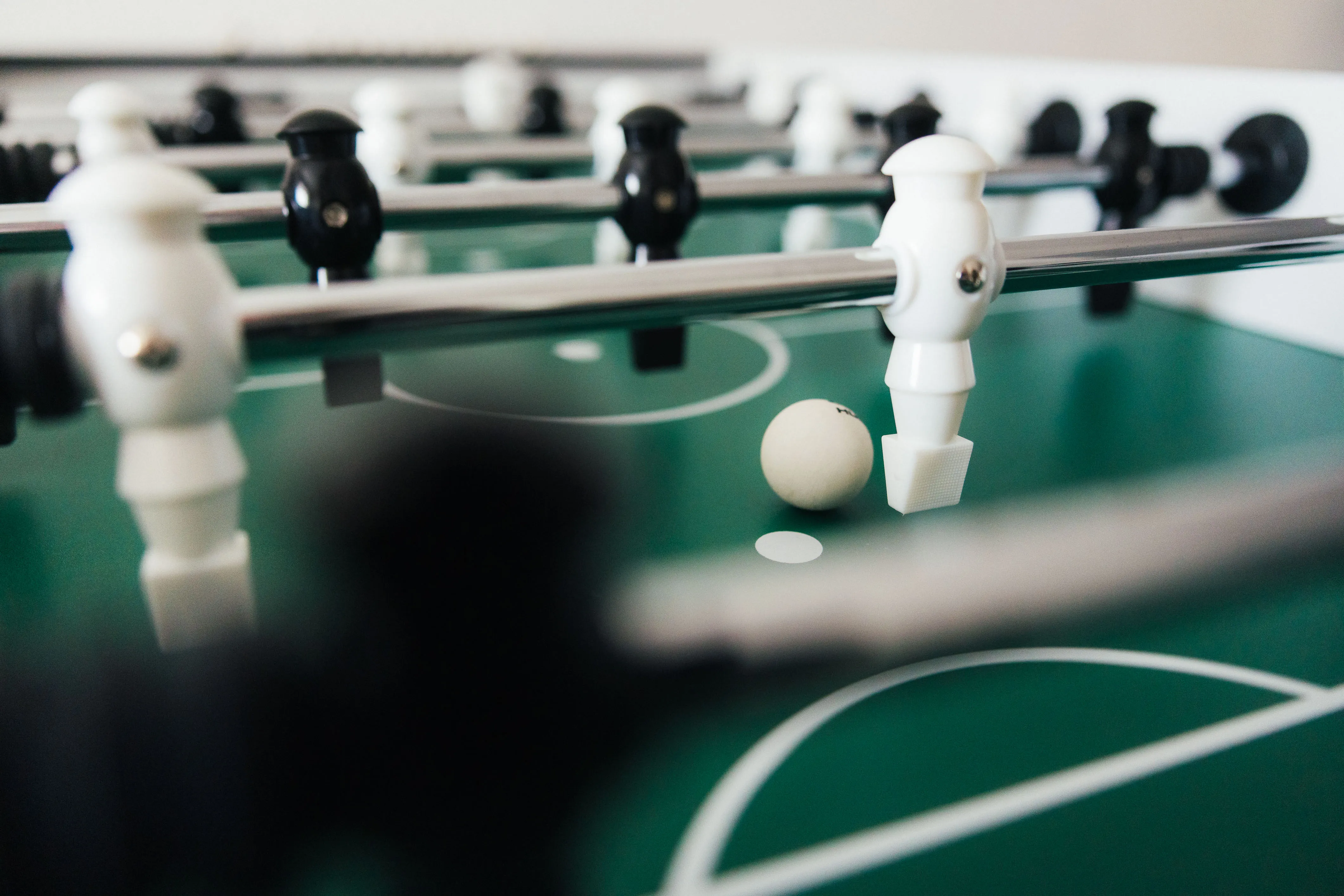 Tischkicker im Wartebereich der Praxis, der Ball liegt mitten im Spielfeld